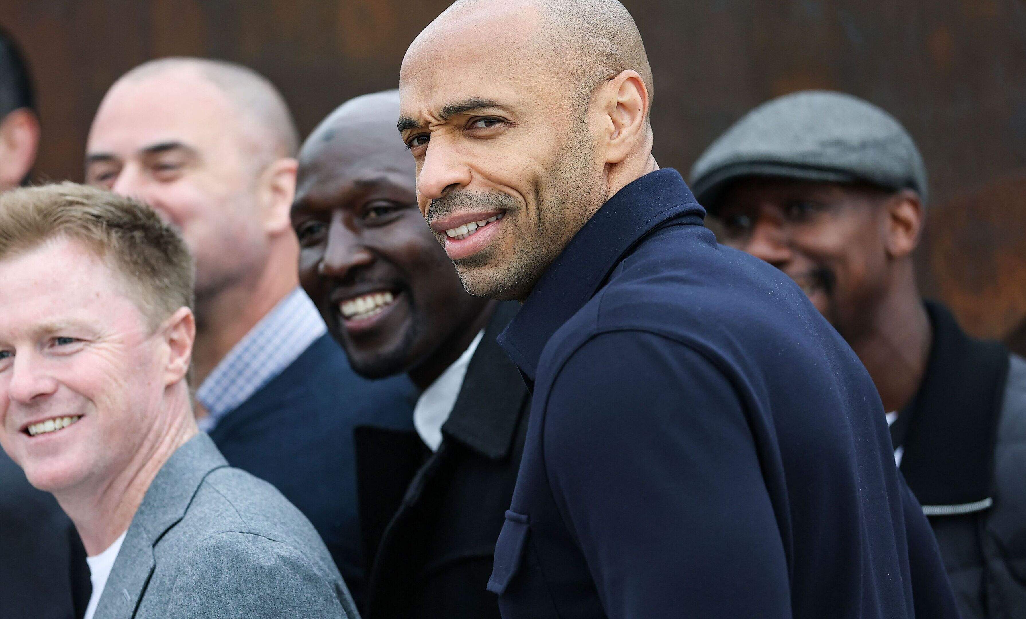 Thierry Henry geeft les over ’uitvinder’ Michels, Cruijff en Van Gaal: ’En van Van Bastens goal had ik een poster’